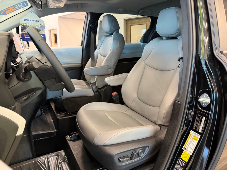 Black Toyota Sienna image number 9