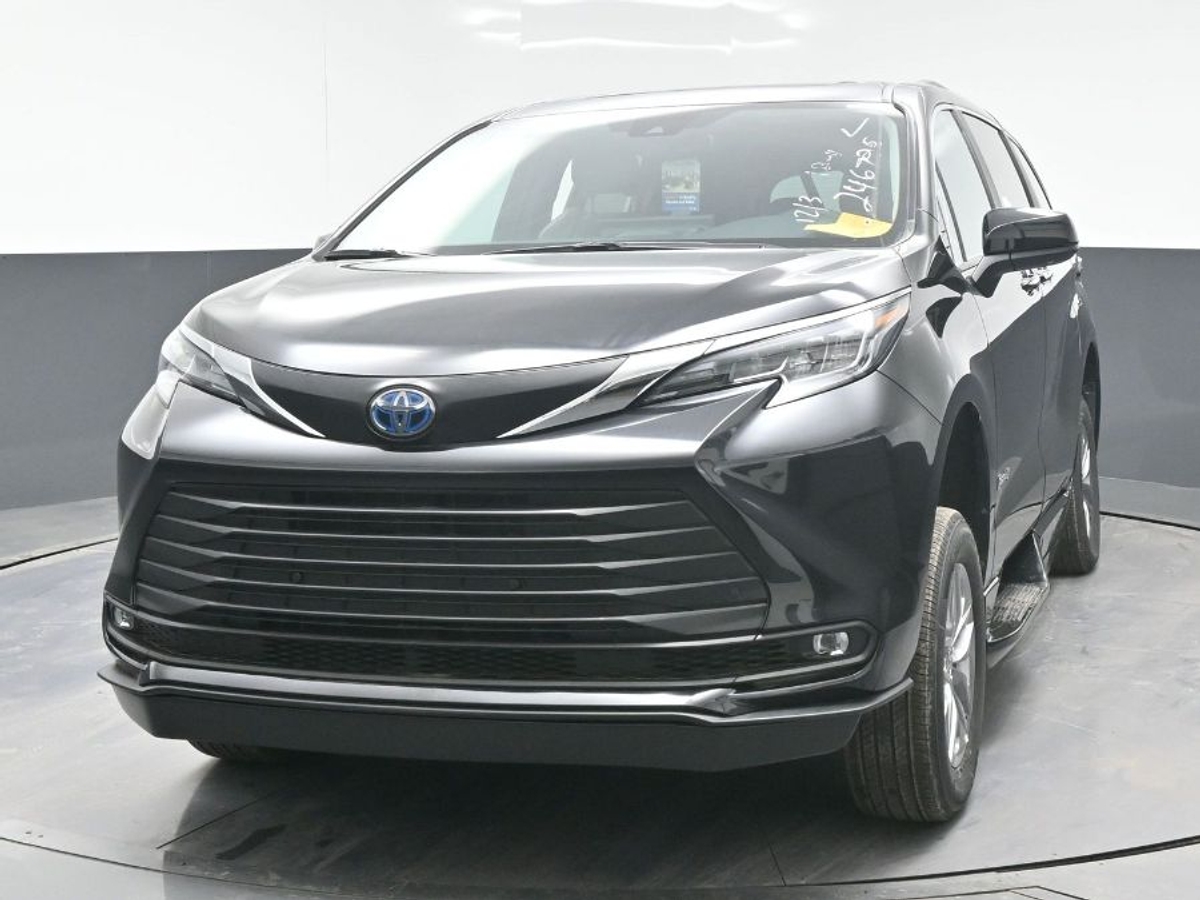 Black Toyota Sienna image number 1