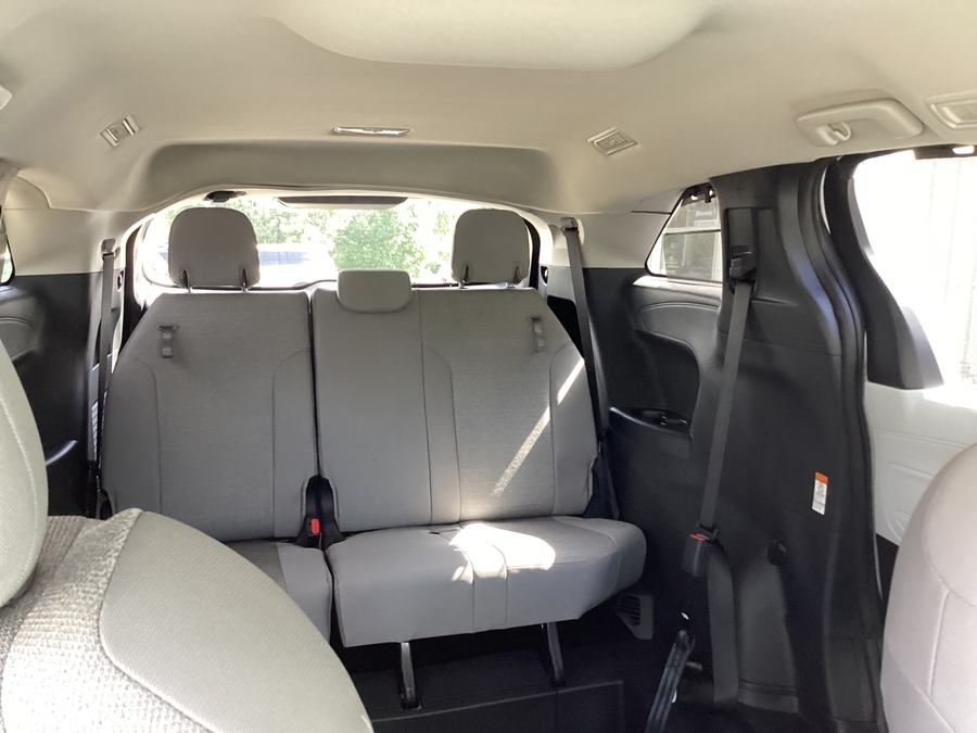 White Toyota Sienna image number 5