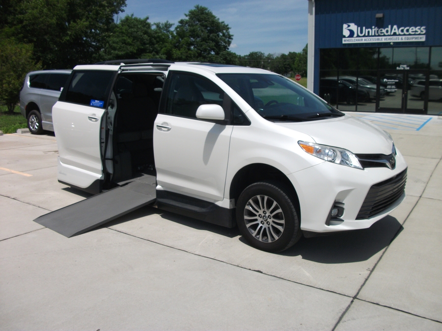 Used 2018 Toyota Sienna XLE - VMI Side Entry Entry In Floor Automatic Ramp