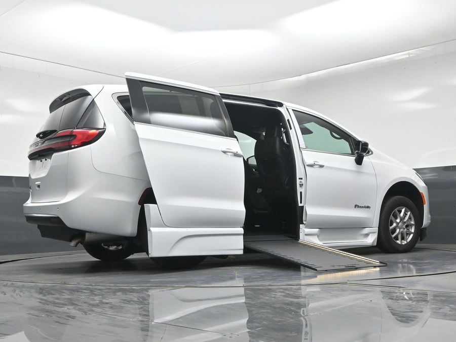 White Chrysler Pacifica image number 19