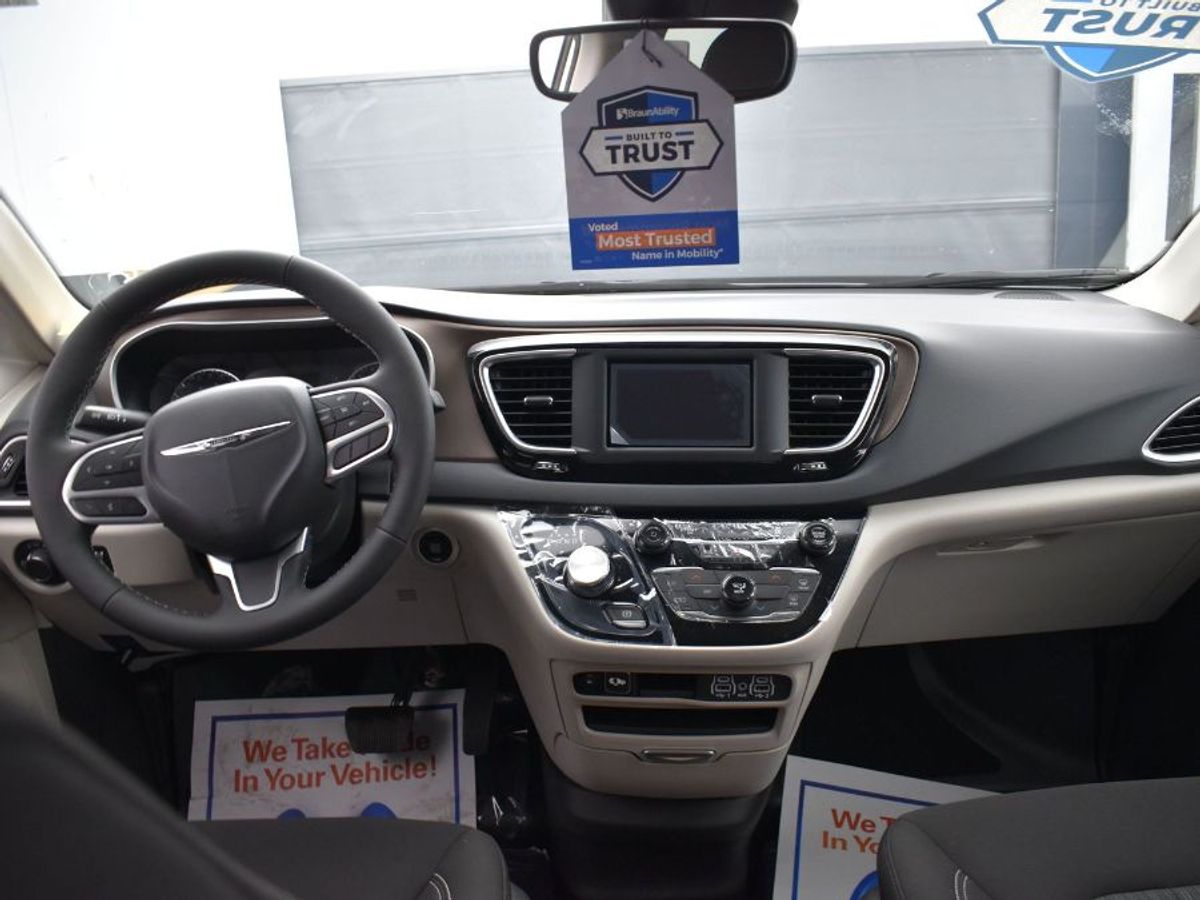 White Chrysler Voyager image number 11