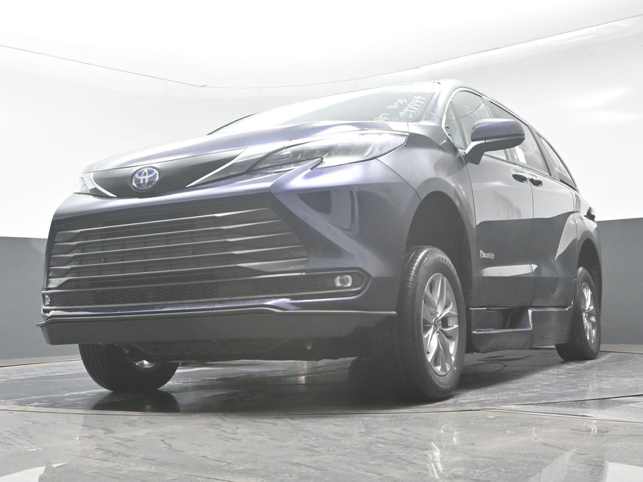 New 2025 Toyota Sienna Hybrid XLE Plus - BraunAbility Side Entry Entry Fold Out Automatic Ramp