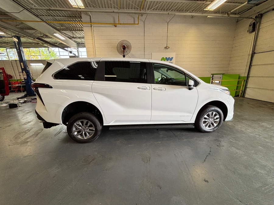 White Toyota Sienna image number 6