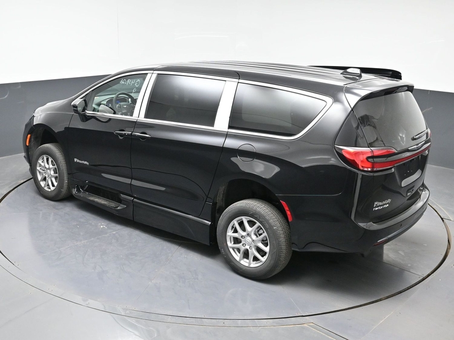 Black Chrysler Pacifica image number 21