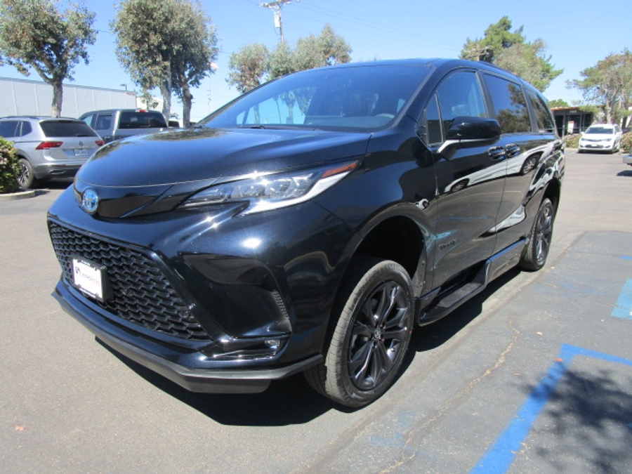 New 2025 Toyota Sienna Hybrid XSE Sport - BraunAbility Side Entry Entry Fold Out Automatic Ramp