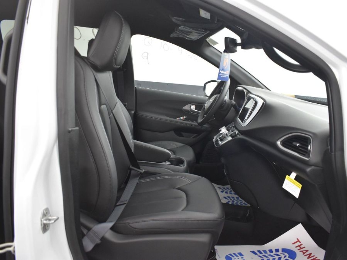 2025 CHRYSLER VOYAGER - Image 9