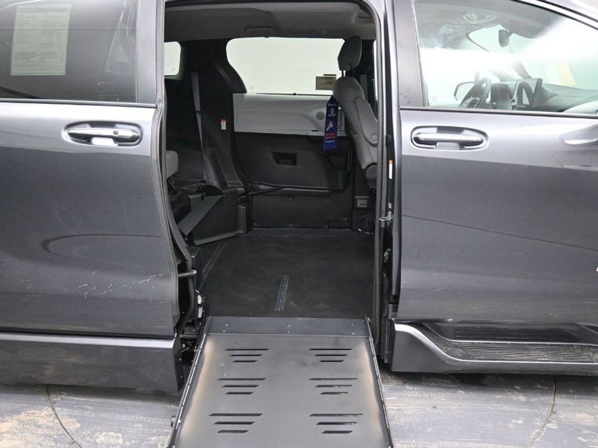 Grey Toyota Sienna image number 11