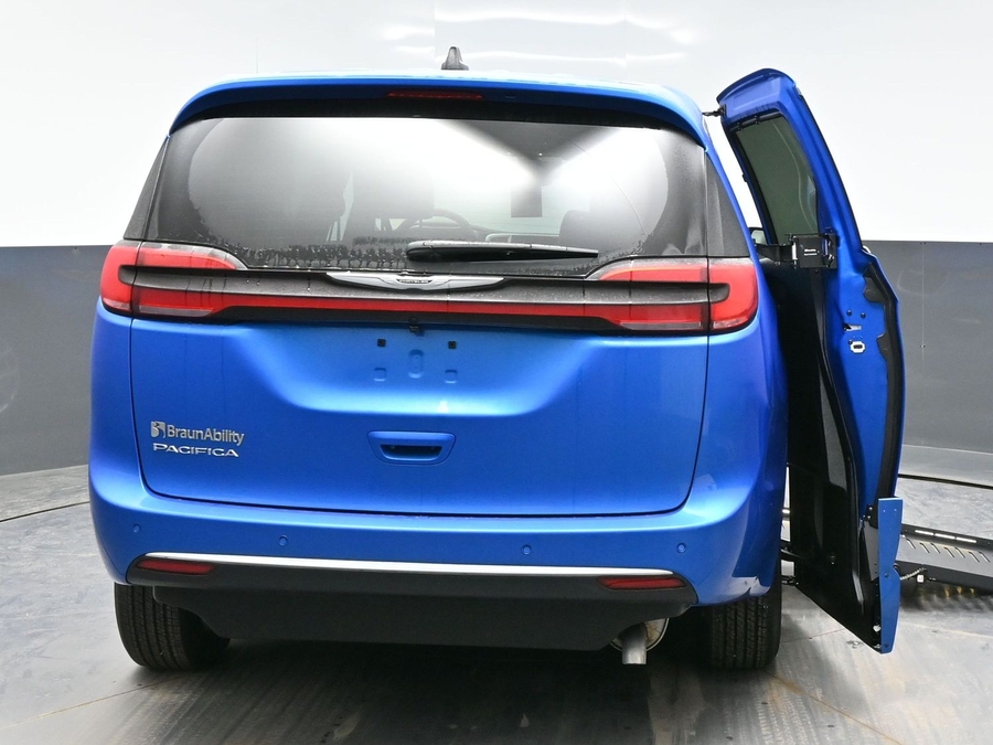 Blue Chrysler Pacifica image number 5