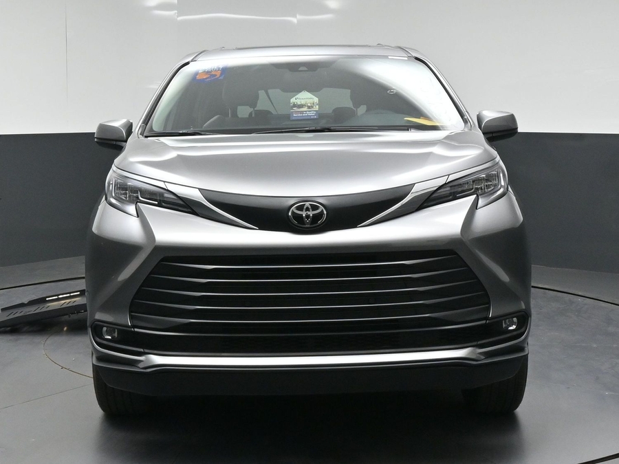New 2026 Toyota Sienna Hybrid XLE Base - BraunAbility Side Entry Fold Out Automatic Ramp