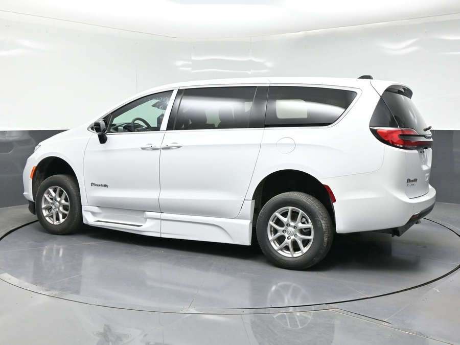 White Chrysler Pacifica image number 10