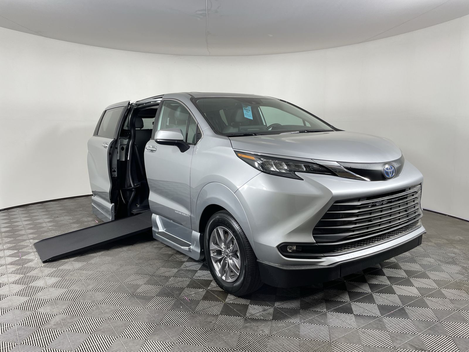 2025 Toyota Sienna FWD XLE ST