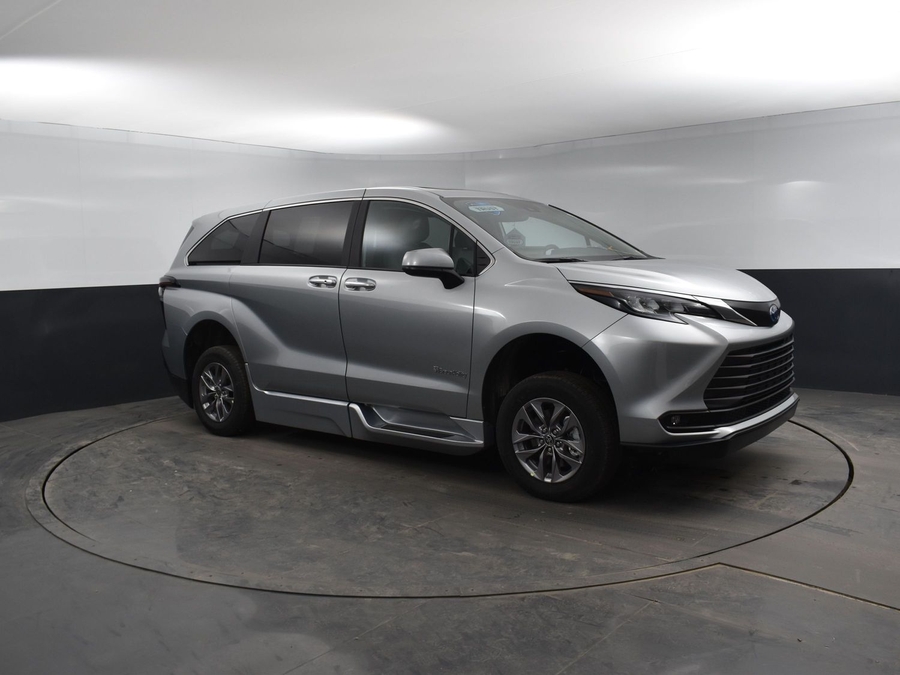 New 2025 Toyota Sienna Hybrid XLE Base - BraunAbility Side Entry Entry Fold Out Automatic Ramp