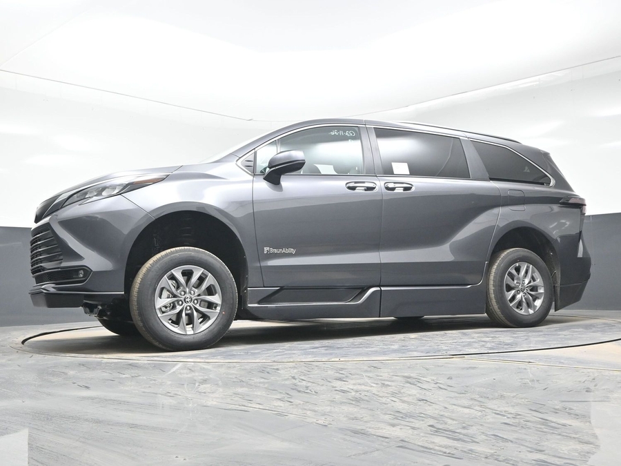 New 2025 Toyota Sienna Hybrid XLE Plus - BraunAbility Side Entry Entry Fold Out Automatic Ramp