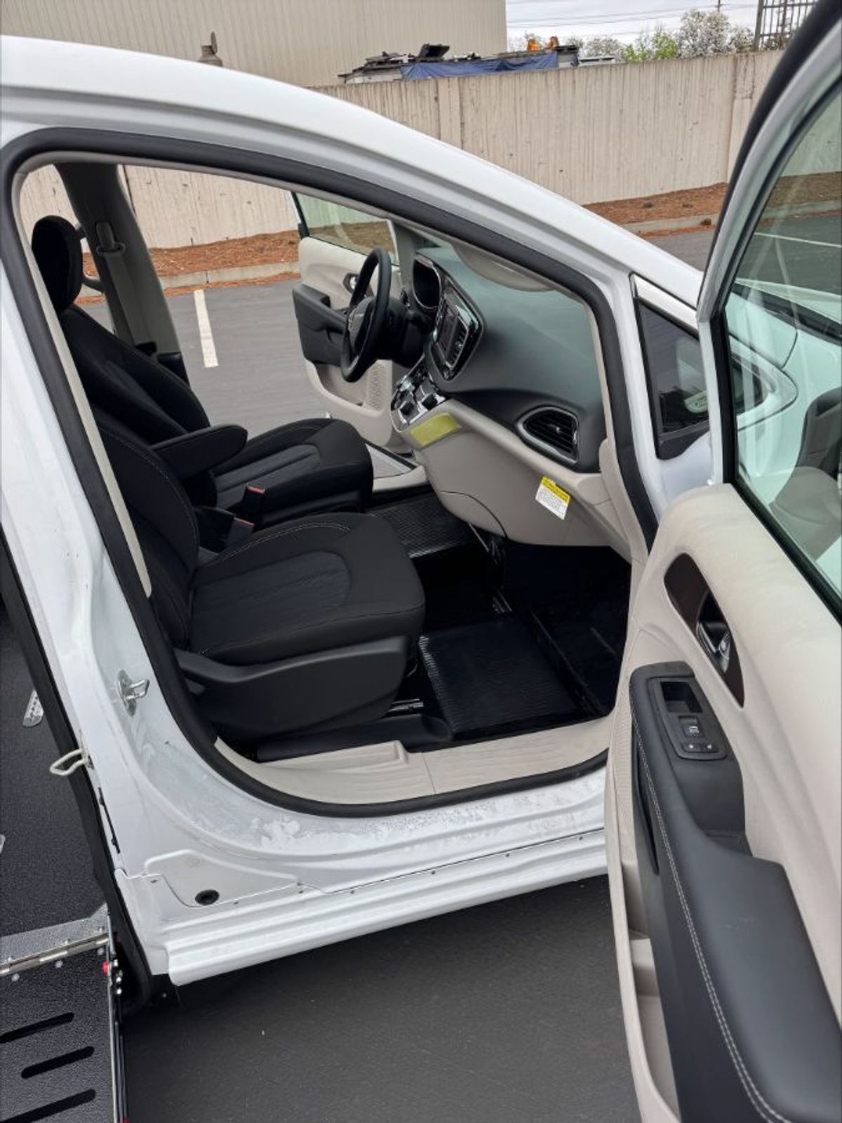 2024 CHRYSLER VOYAGER - Image 1