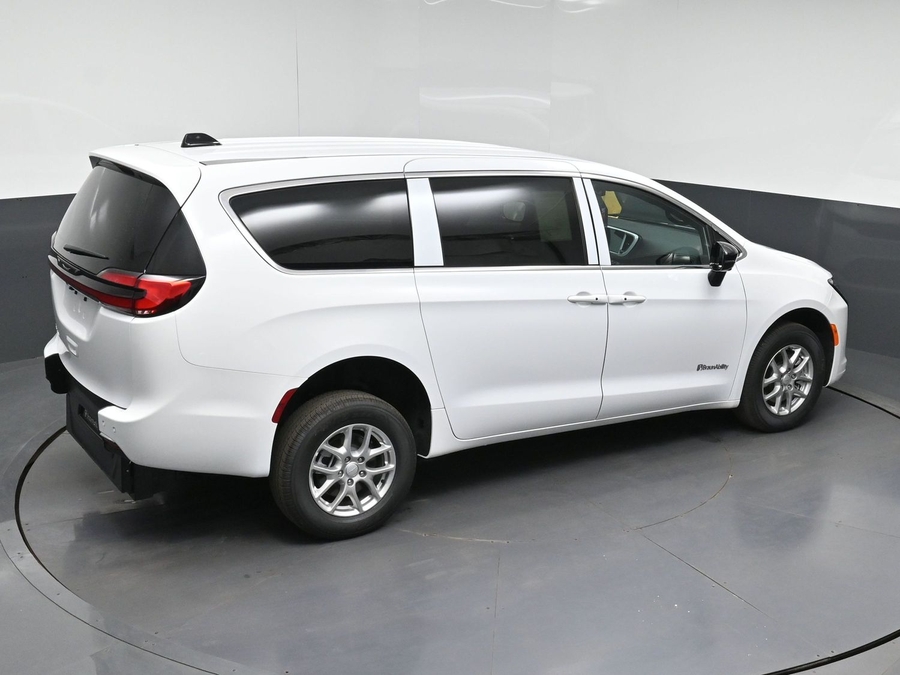 White Chrysler Pacifica image number 23