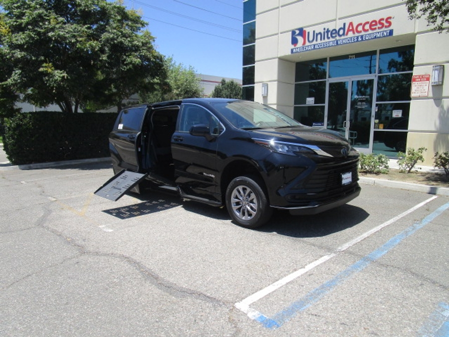 Used 2024 Toyota Sienna Hybrid LE Base - BraunAbility Side Entry Fold Out Automatic Ramp