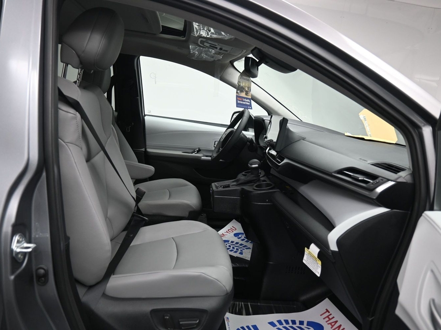 New 2026 Toyota Sienna Hybrid XLE Base - BraunAbility Side Entry In Floor Automatic Ramp