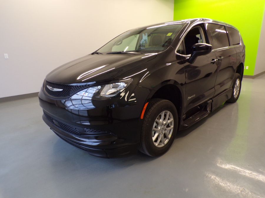 Black Chrysler Voyager image number 2