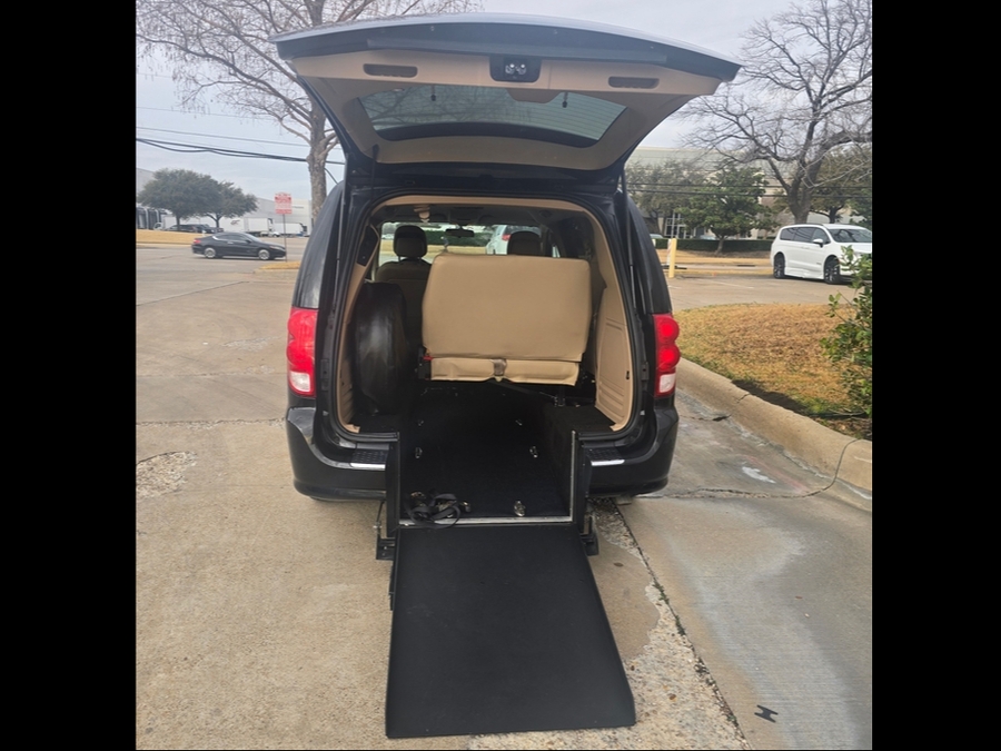 Used 2014 Dodge Grand Caravan SXT - Freedom Rear Entry Entry Fold Out Automatic Ramp