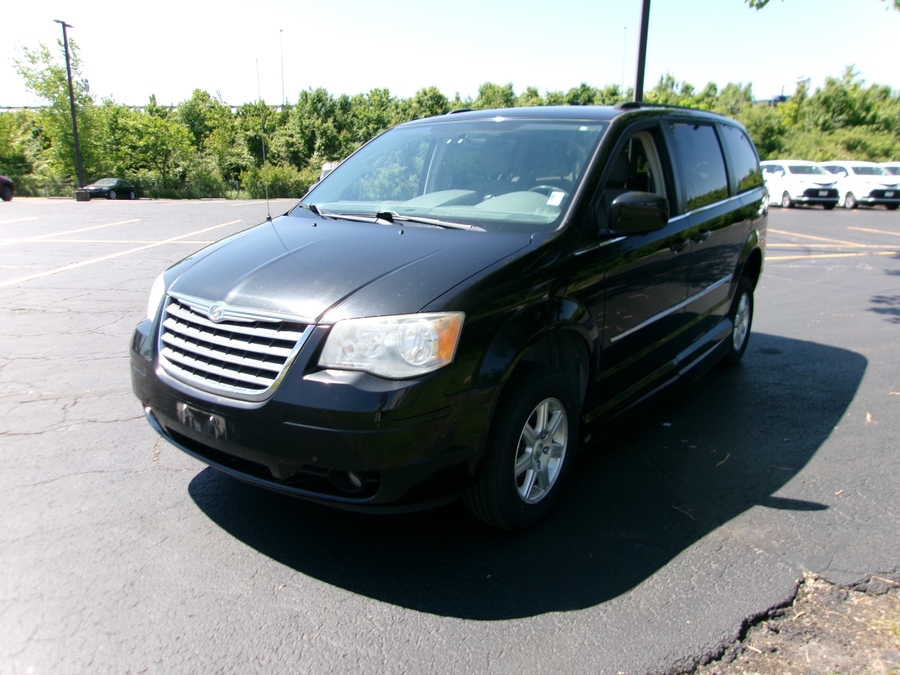 Black Chrysler Town and Country image number 25