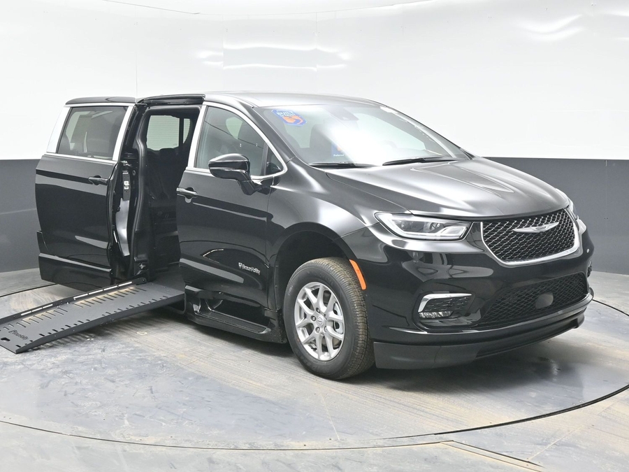 2025 Chrysler Pacifica Select's photo