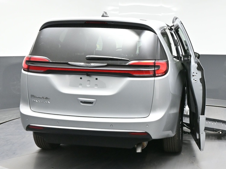 New 2026 Chrysler Pacifica Select Safety - BraunAbility Side Entry Entry Fold Out Automatic Ramp