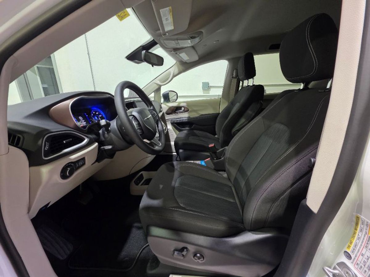 White Chrysler Voyager image number 26