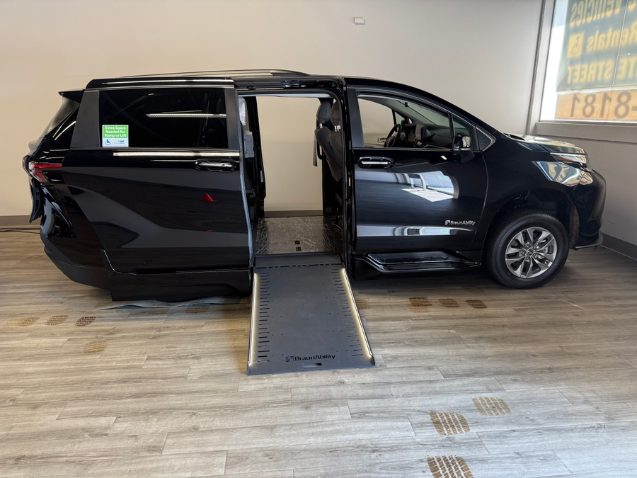 Imagen de la Toyota Sienna negra número 1