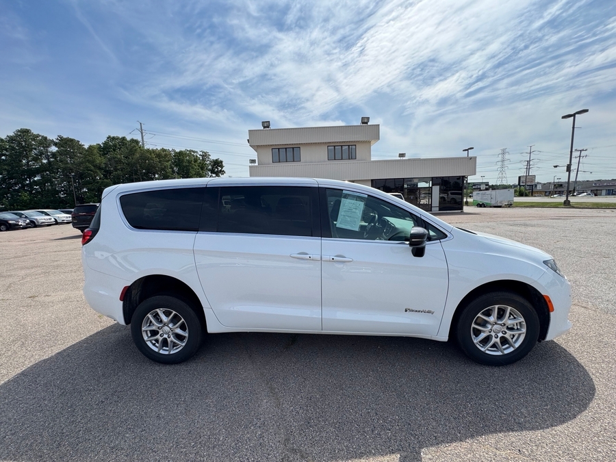 White Chrysler Voyager image number 5