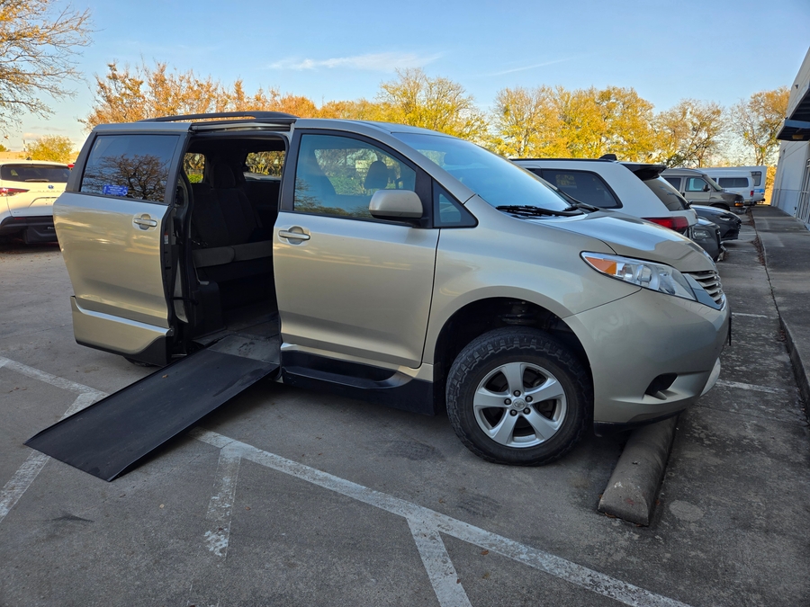 Used 2015 Toyota Sienna LE - VMI Side Entry Entry In Floor Automatic Ramp