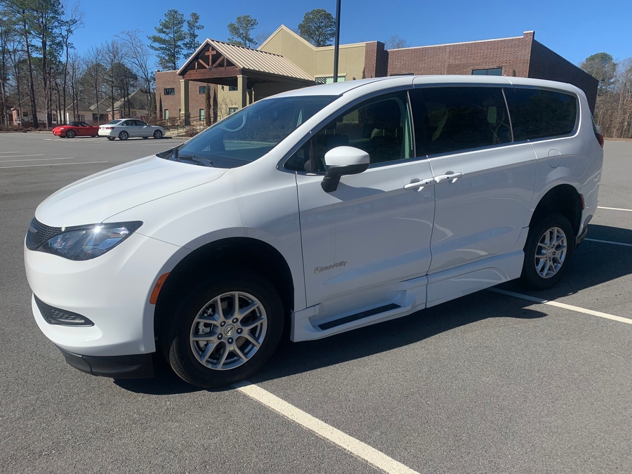 White Chrysler Pacifica image number 3