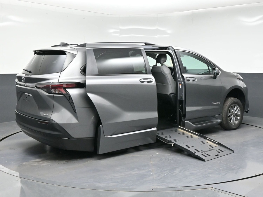 Grey Toyota Sienna image number 3