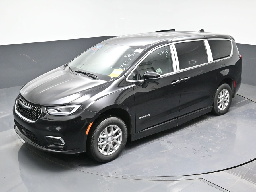 Black Chrysler Pacifica image number 23