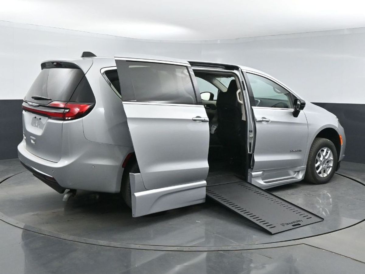 Silver Chrysler Pacifica image number 23
