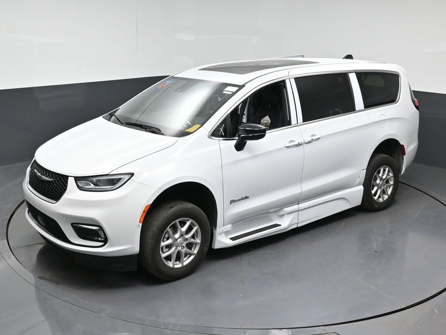 New 2026 Chrysler Pacifica Select Plus - BraunAbility Side Entry In Floor Automatic Ramp