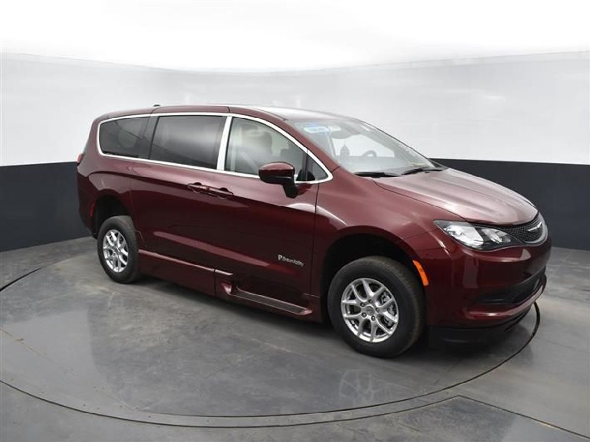 Red Chrysler Voyager image number 2