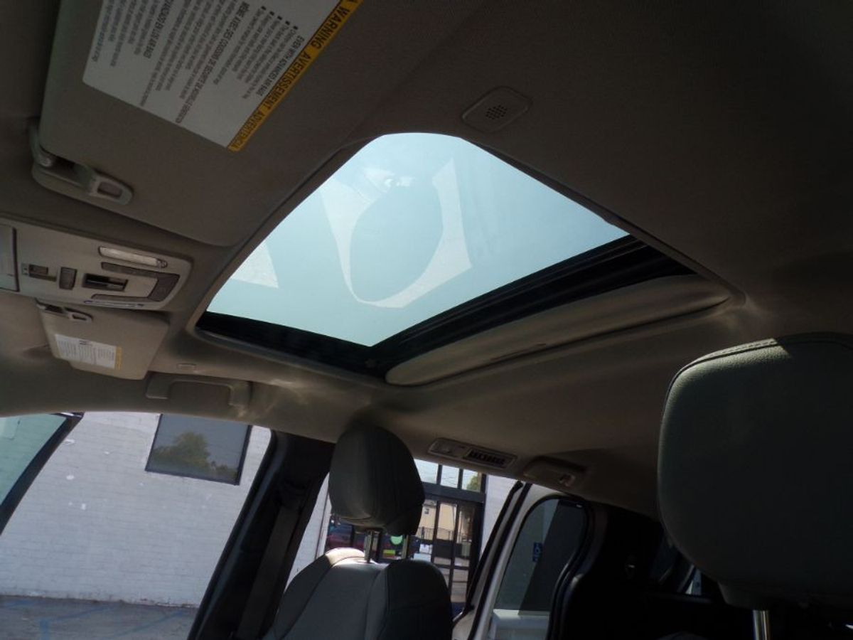 White Toyota Sienna image number 16