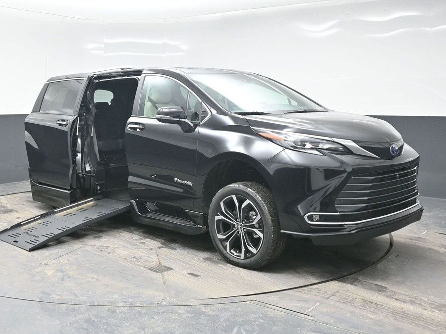 New 2025 Toyota Sienna Hybrid Platinum - BraunAbility Side Entry Entry Fold Out Automatic Ramp