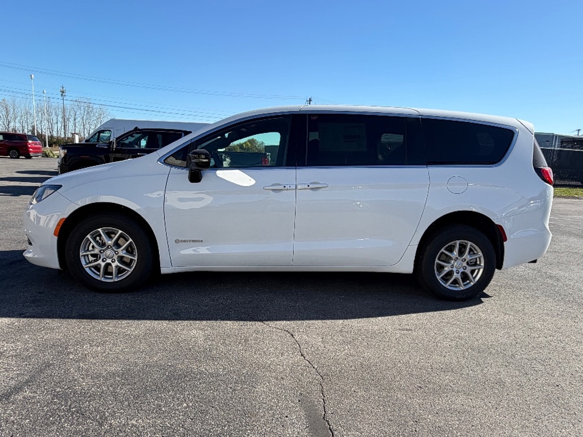 White Chrysler Voyager image number 4
