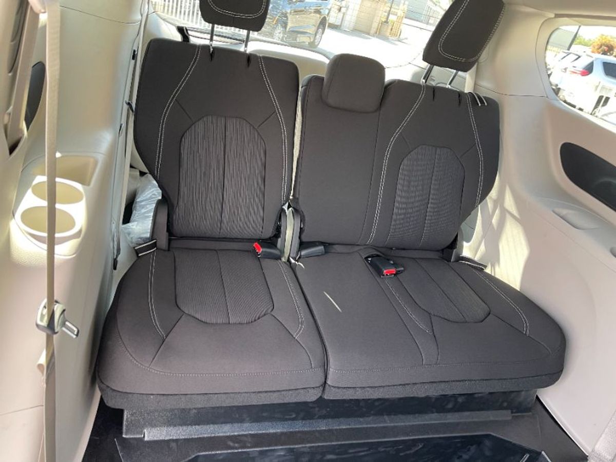 White Chrysler Voyager image number 4