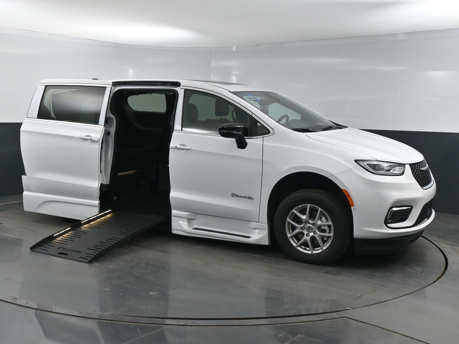 White Chrysler Pacifica image number 4