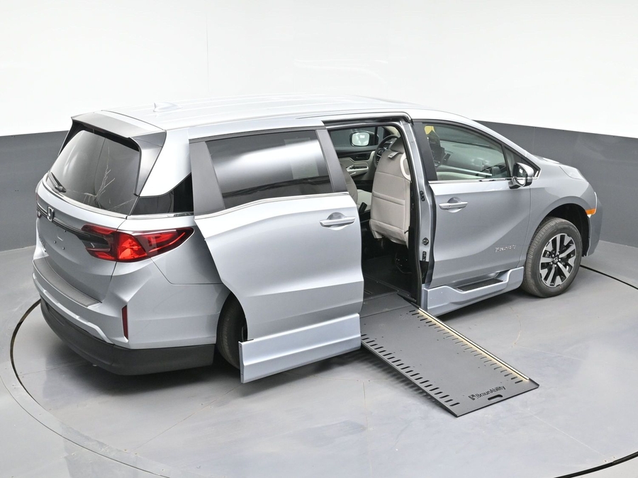 Silver Honda Odyssey image number 22