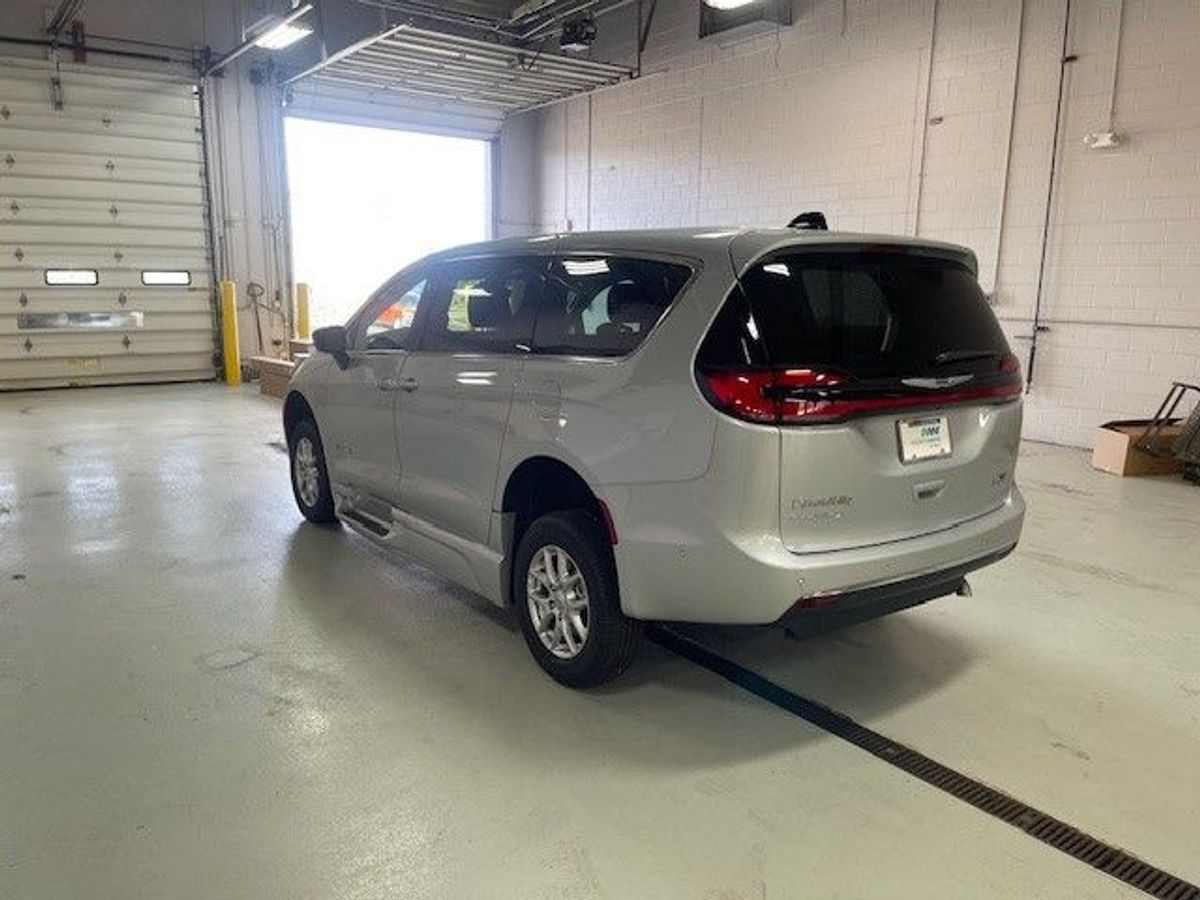 Silver Chrysler Pacifica image number 4
