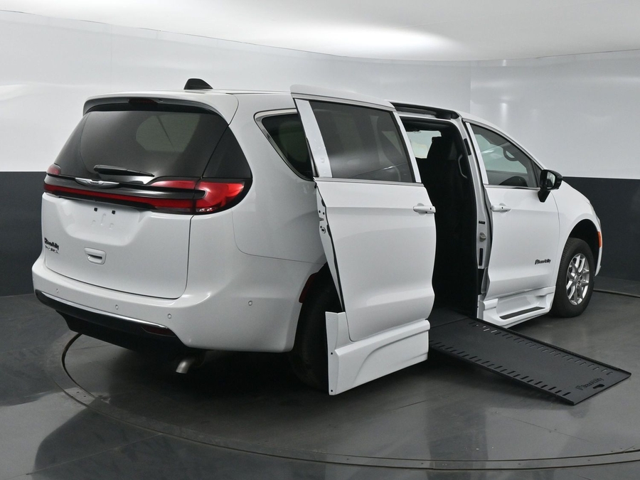 New 2025 Chrysler Pacifica Select Safety - BraunAbility Side Entry Entry In Floor Automatic Ramp
