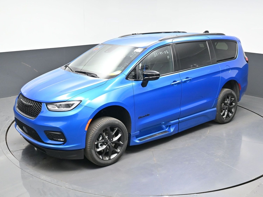 New 2026 Chrysler Pacifica Select Sport - BraunAbility Side Entry Entry Fold Out Automatic Ramp