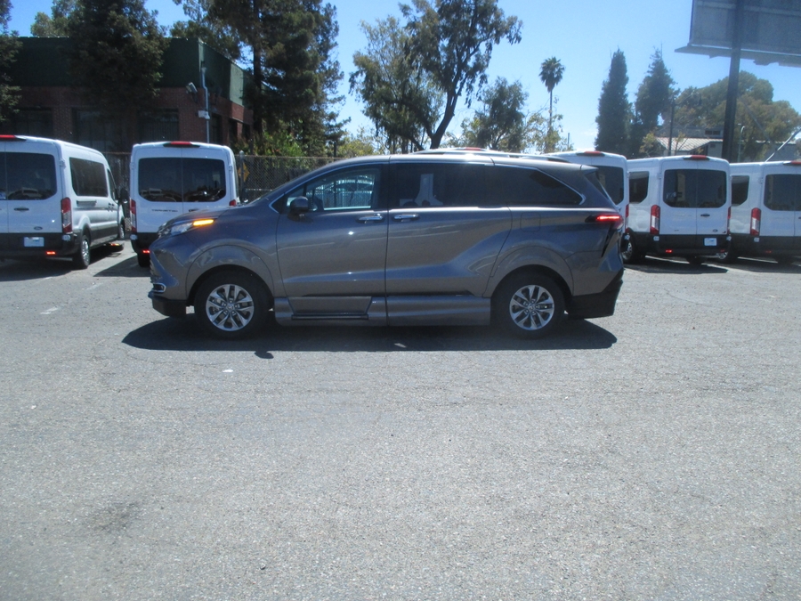 Grey Toyota Sienna image number 3