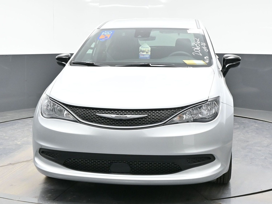 Silver Chrysler Voyager image number 1