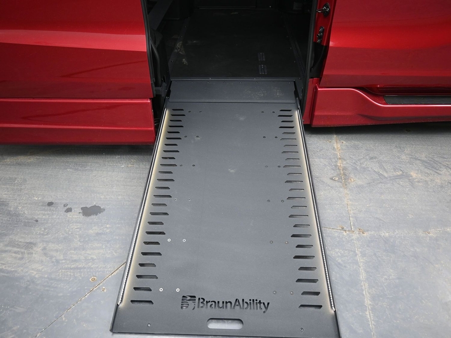 Red Honda Odyssey image number 10