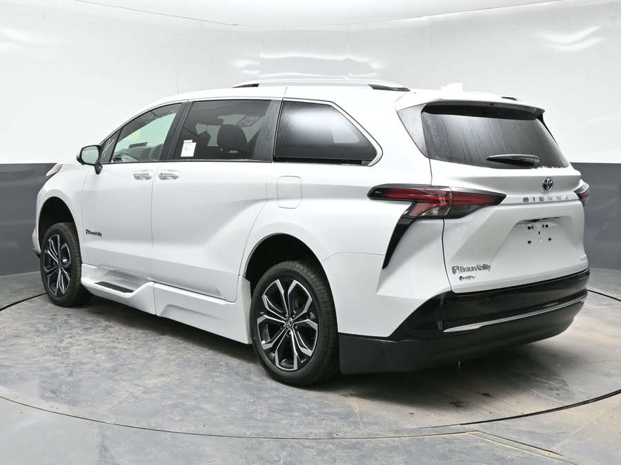 White Toyota Sienna image number 4